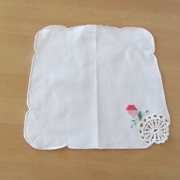 Vintage off white crocheted & hand embroidered luncheon napkins - 10" x 10 1/2" - Picture 4 of 6